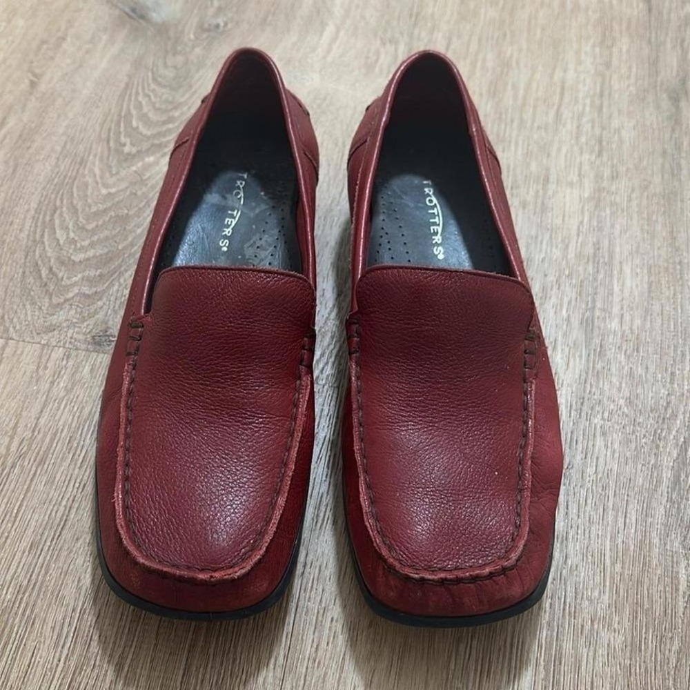 TROTTERS | Women's Blood Red Pebbled Leather Moc Toe BRAZIL Loafer Flats, 10 - Picture 2 of 6